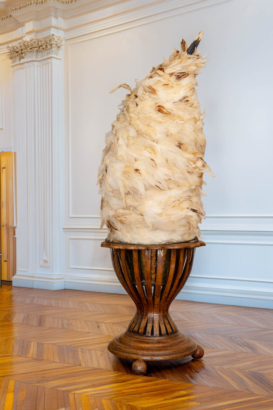 Hüllform, 2025 · Gips, Papier, Federn und Federkiele · 110 × 35 cm
